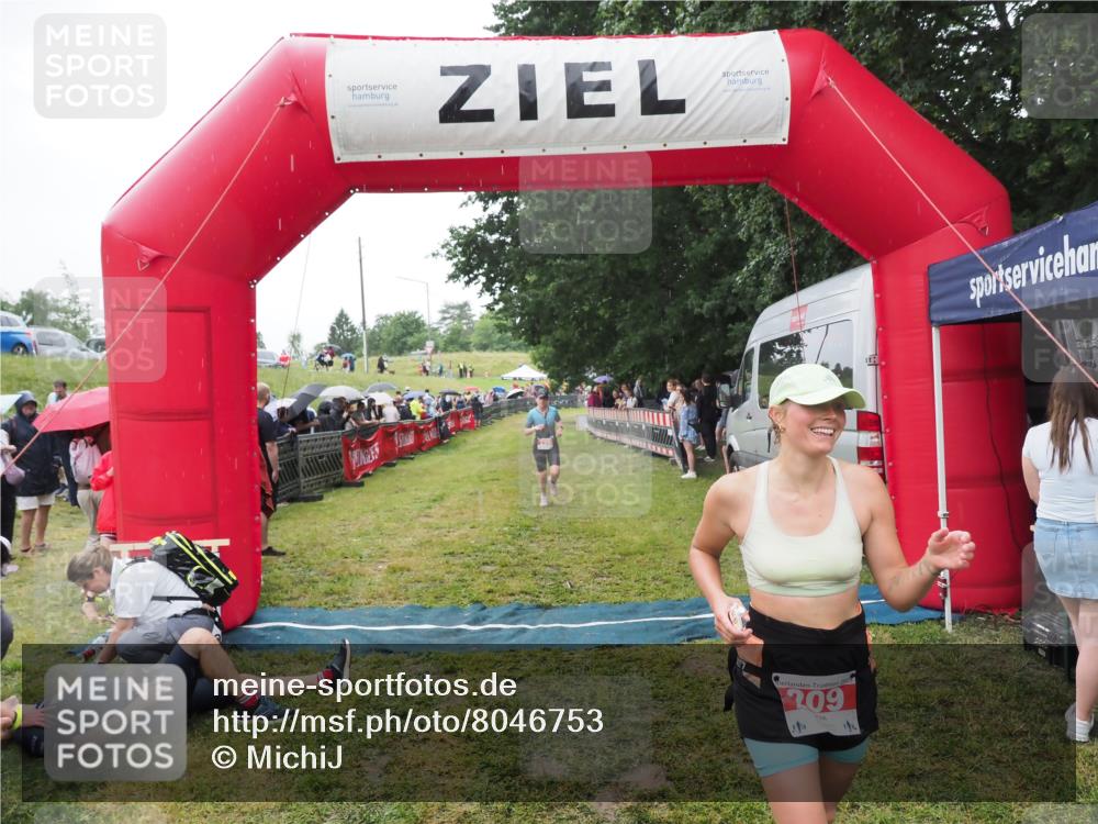 21.06.2025 - 27. Vierlanden-Triathlon MichiJ http://msf.ph/oto/8046753 15.06.2026 14:06:08 Ziel 209, 229 meine-sportfotos.de