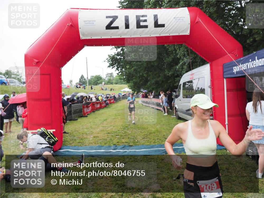 21.06.2025 - 27. Vierlanden-Triathlon MichiJ http://msf.ph/oto/8046755 15.06.2026 14:06:08 Ziel 209, 229 meine-sportfotos.de