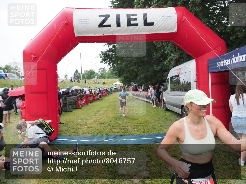 21.06.2025 - 27. Vierlanden-Triathlon MichiJ http://msf.ph/oto/8046757 15.06.2026 14:06:08 Ziel 209, 229 meine-sportfotos.de