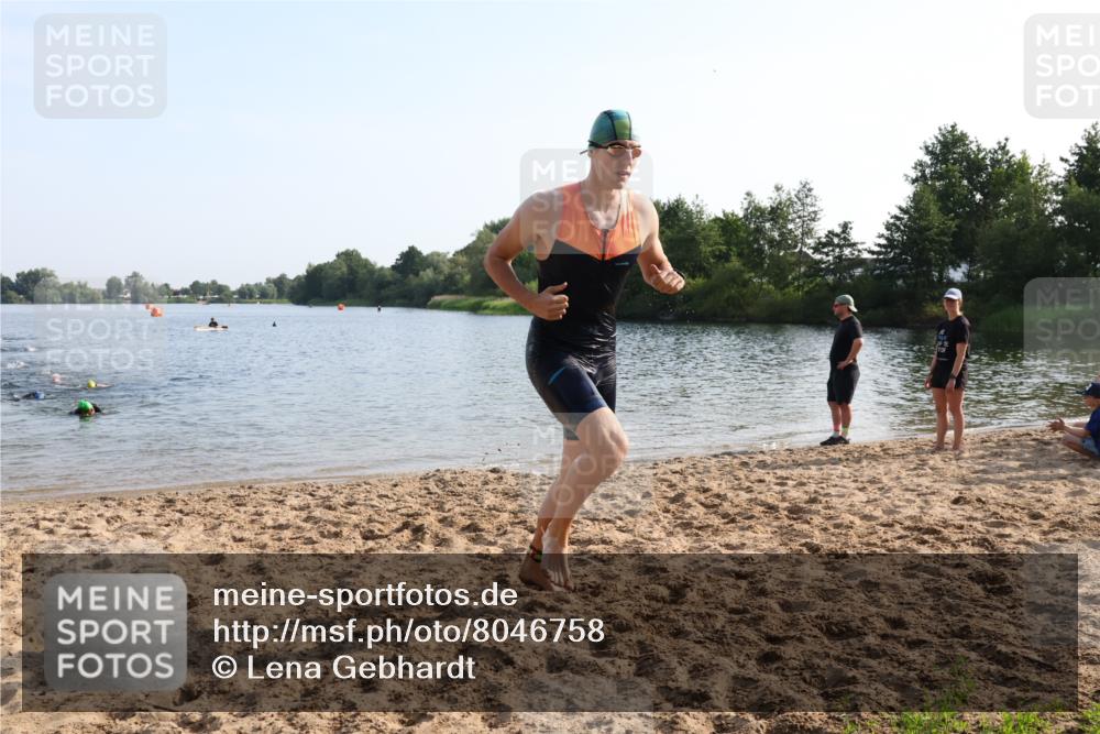 15.06.2025 - 27. Vierlanden-Triathlon Lena Gebhardt http://msf.ph/oto/8046758 15.06.2025 08:43:41 Schwimmen 32, 65, 74, 113 meine-sportfotos.de