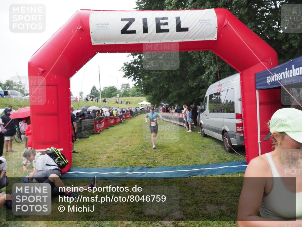 21.06.2025 - 27. Vierlanden-Triathlon MichiJ http://msf.ph/oto/8046759 15.06.2026 14:06:09 Ziel 209, 229 meine-sportfotos.de