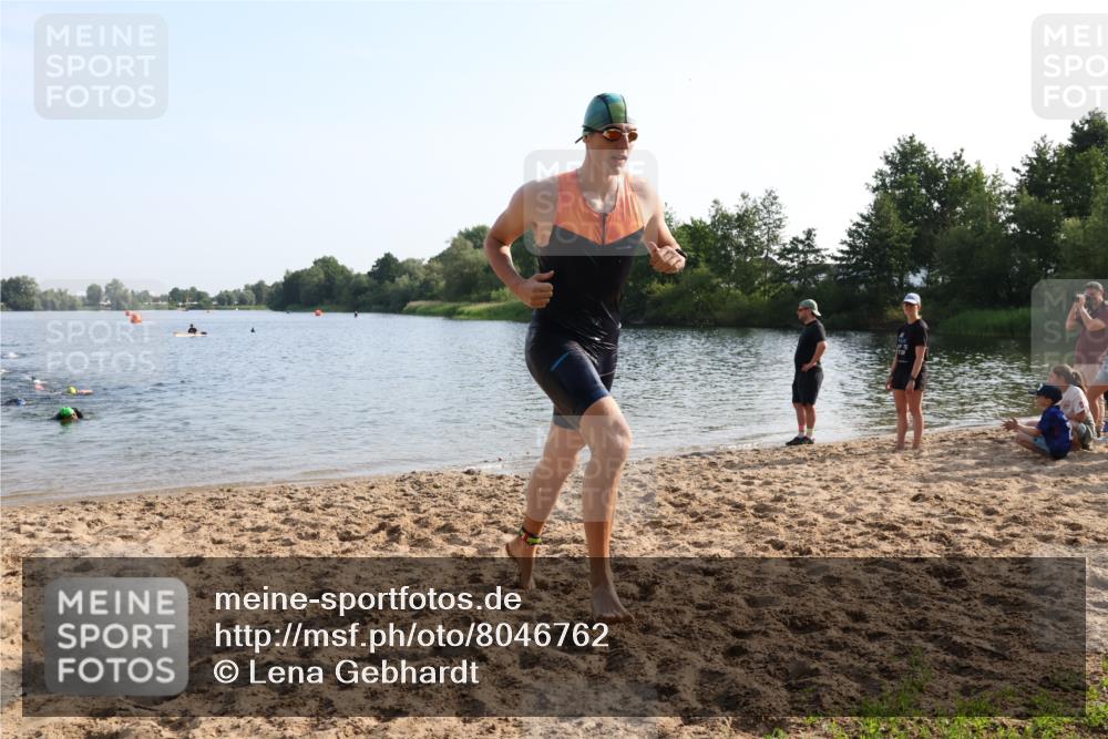 15.06.2025 - 27. Vierlanden-Triathlon Lena Gebhardt http://msf.ph/oto/8046762 15.06.2025 08:43:41 Schwimmen 32, 65, 74, 113 meine-sportfotos.de