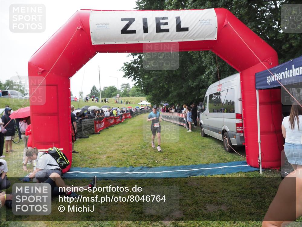 21.06.2025 - 27. Vierlanden-Triathlon MichiJ http://msf.ph/oto/8046764 15.06.2026 14:06:09 Ziel 209, 229 meine-sportfotos.de