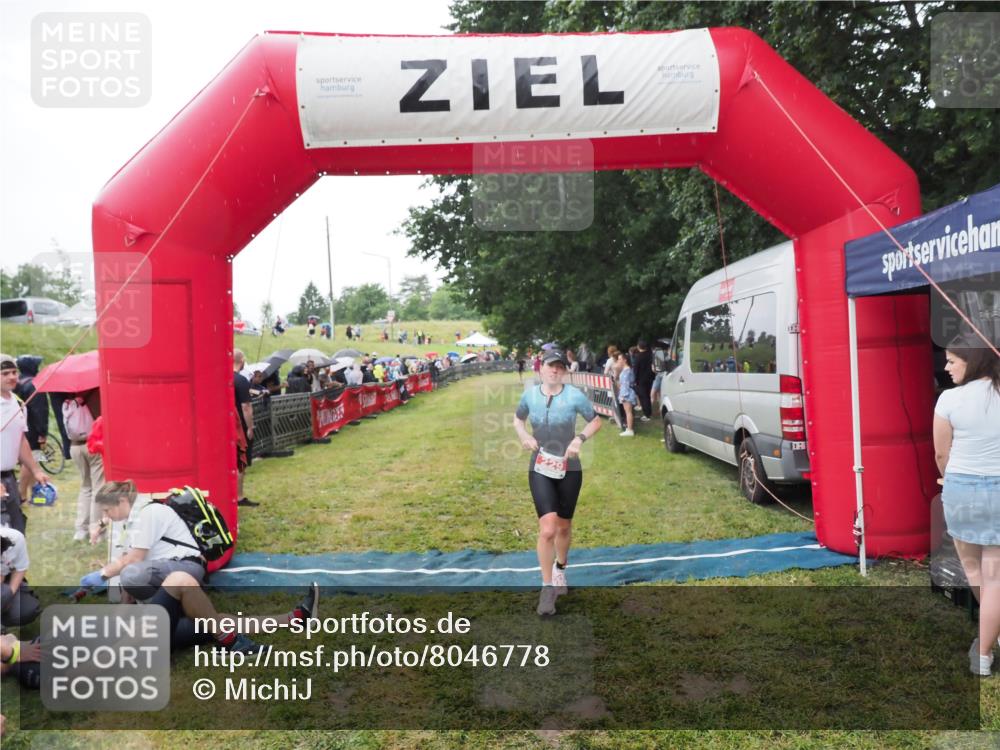 21.06.2025 - 27. Vierlanden-Triathlon MichiJ http://msf.ph/oto/8046778 15.06.2026 14:06:10 Ziel 209, 229 meine-sportfotos.de