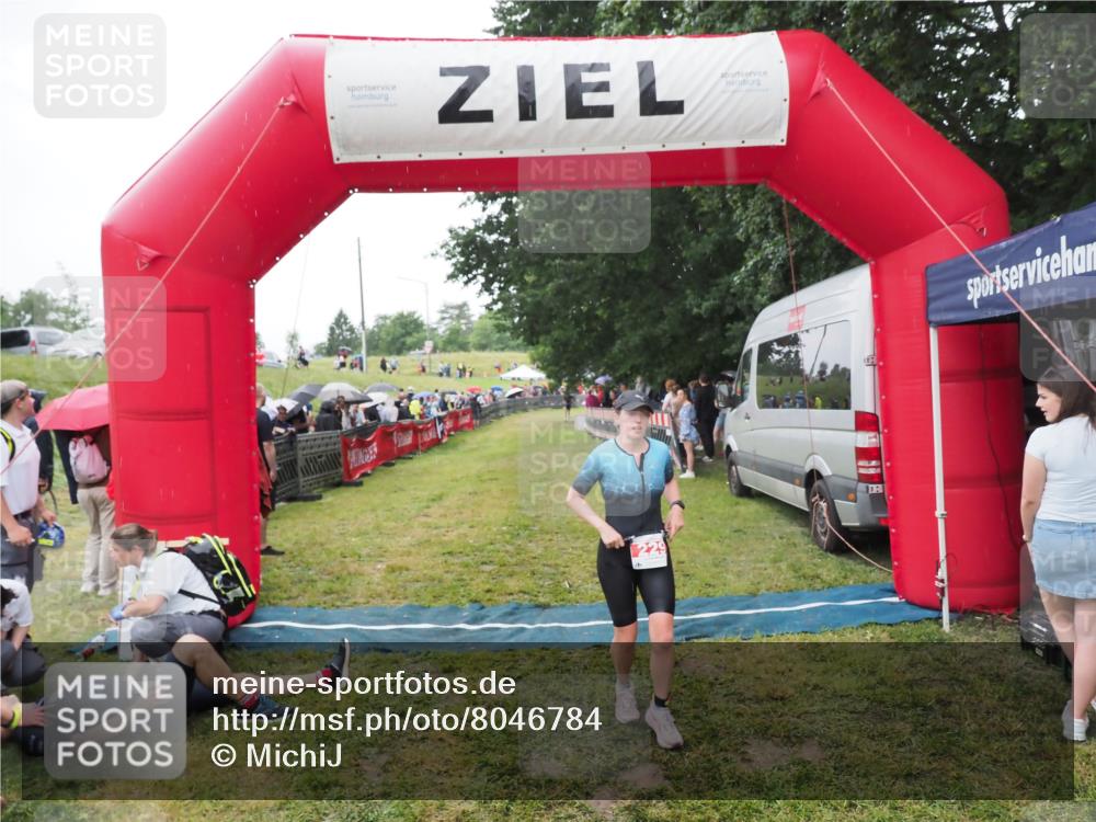 21.06.2025 - 27. Vierlanden-Triathlon MichiJ http://msf.ph/oto/8046784 15.06.2026 14:06:10 Ziel 209, 229 meine-sportfotos.de