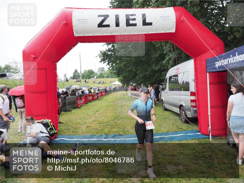 21.06.2025 - 27. Vierlanden-Triathlon MichiJ http://msf.ph/oto/8046786 15.06.2026 14:06:10 Ziel 209, 229 meine-sportfotos.de