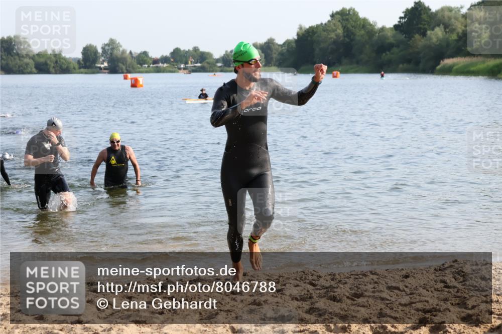 15.06.2025 - 27. Vierlanden-Triathlon Lena Gebhardt http://msf.ph/oto/8046788 15.06.2025 08:43:49 Schwimmen 23, 32, 84, 113 meine-sportfotos.de