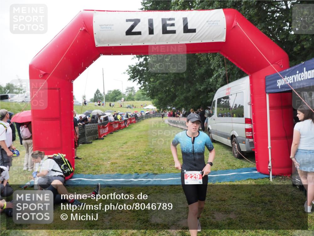 21.06.2025 - 27. Vierlanden-Triathlon MichiJ http://msf.ph/oto/8046789 15.06.2026 14:06:11 Ziel 209, 229 meine-sportfotos.de