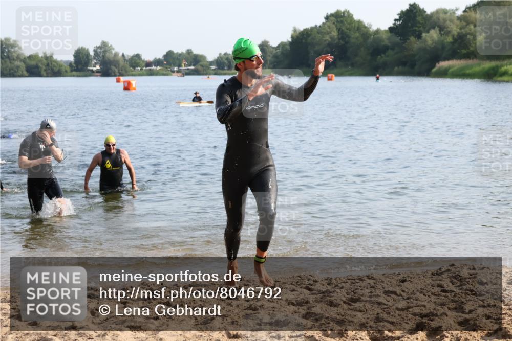 15.06.2025 - 27. Vierlanden-Triathlon Lena Gebhardt http://msf.ph/oto/8046792 15.06.2025 08:43:49 Schwimmen 23, 32, 84, 113 meine-sportfotos.de