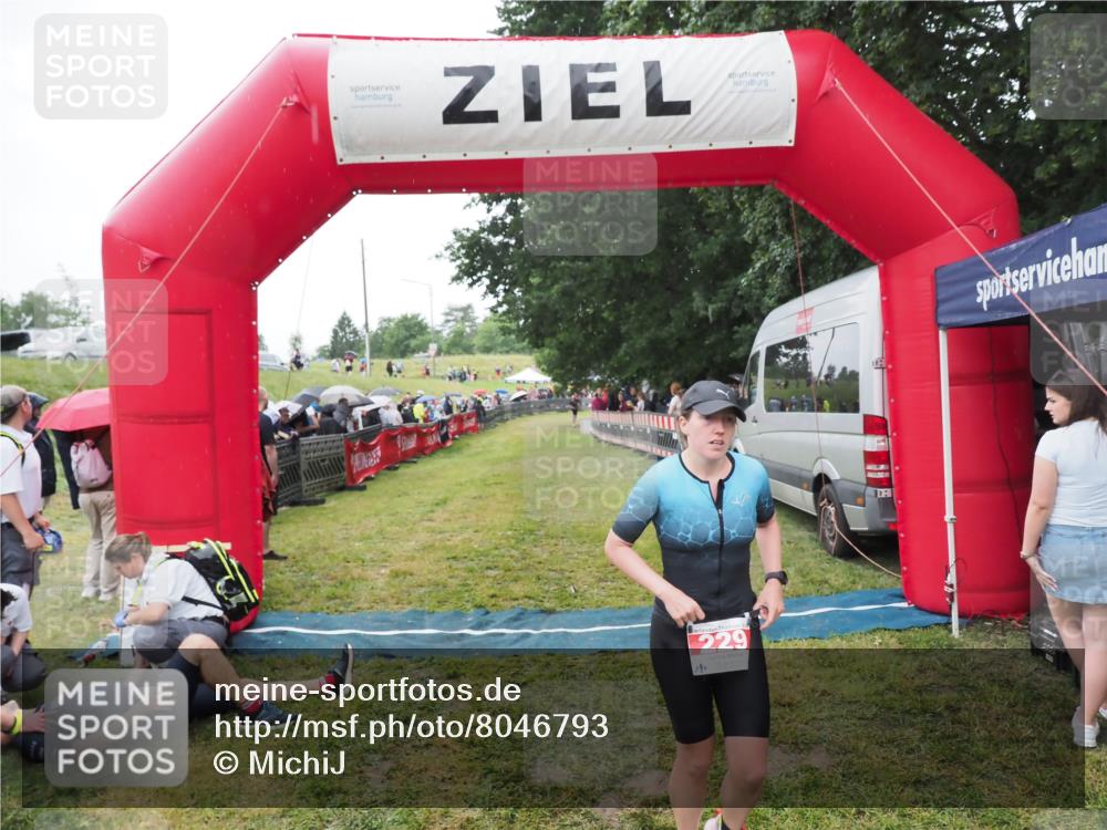 21.06.2025 - 27. Vierlanden-Triathlon MichiJ http://msf.ph/oto/8046793 15.06.2026 14:06:11 Ziel 209, 229 meine-sportfotos.de