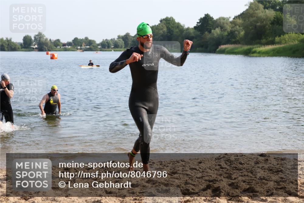 15.06.2025 - 27. Vierlanden-Triathlon Lena Gebhardt http://msf.ph/oto/8046796 15.06.2025 08:43:49 Schwimmen 23, 32, 84, 113 meine-sportfotos.de
