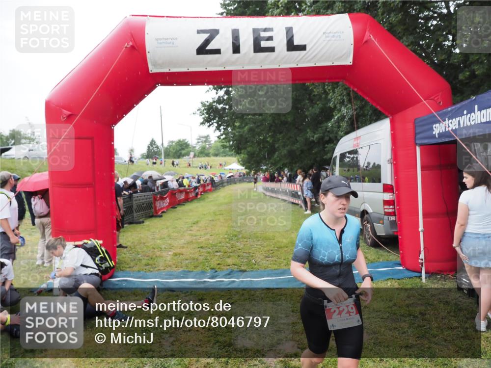21.06.2025 - 27. Vierlanden-Triathlon MichiJ http://msf.ph/oto/8046797 15.06.2026 14:06:11 Ziel 209, 229 meine-sportfotos.de