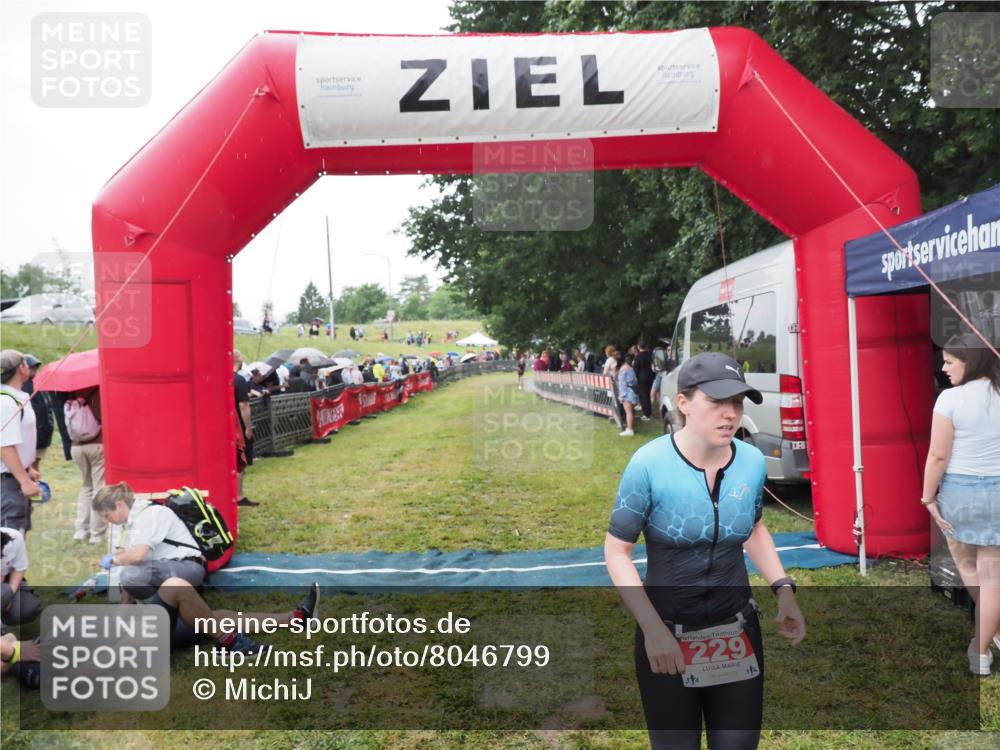 21.06.2025 - 27. Vierlanden-Triathlon MichiJ http://msf.ph/oto/8046799 15.06.2026 14:06:11 Ziel 209, 229 meine-sportfotos.de