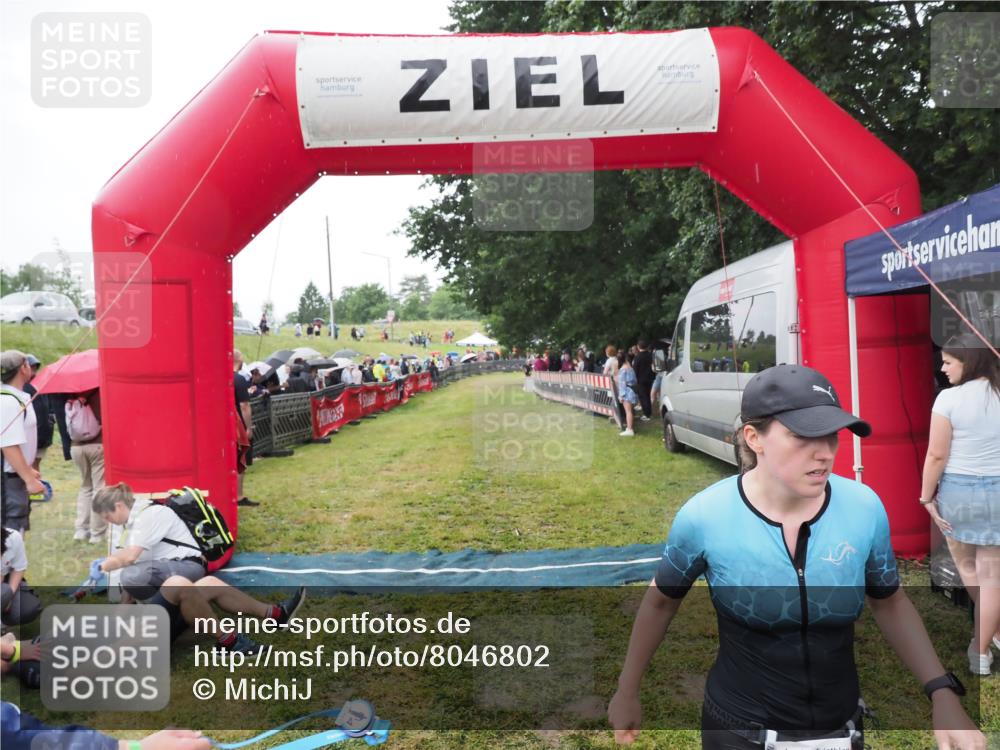 21.06.2025 - 27. Vierlanden-Triathlon MichiJ http://msf.ph/oto/8046802 15.06.2026 14:06:12 Ziel 209, 229 meine-sportfotos.de