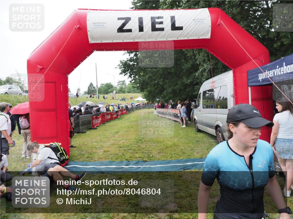 21.06.2025 - 27. Vierlanden-Triathlon MichiJ http://msf.ph/oto/8046804 15.06.2026 14:06:12 Ziel 209, 229 meine-sportfotos.de