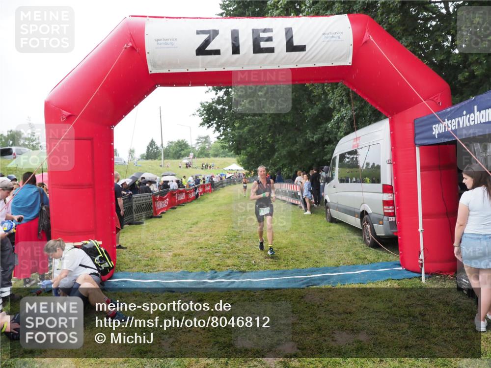 21.06.2025 - 27. Vierlanden-Triathlon MichiJ http://msf.ph/oto/8046812 15.06.2026 14:06:27 Ziel 926 meine-sportfotos.de