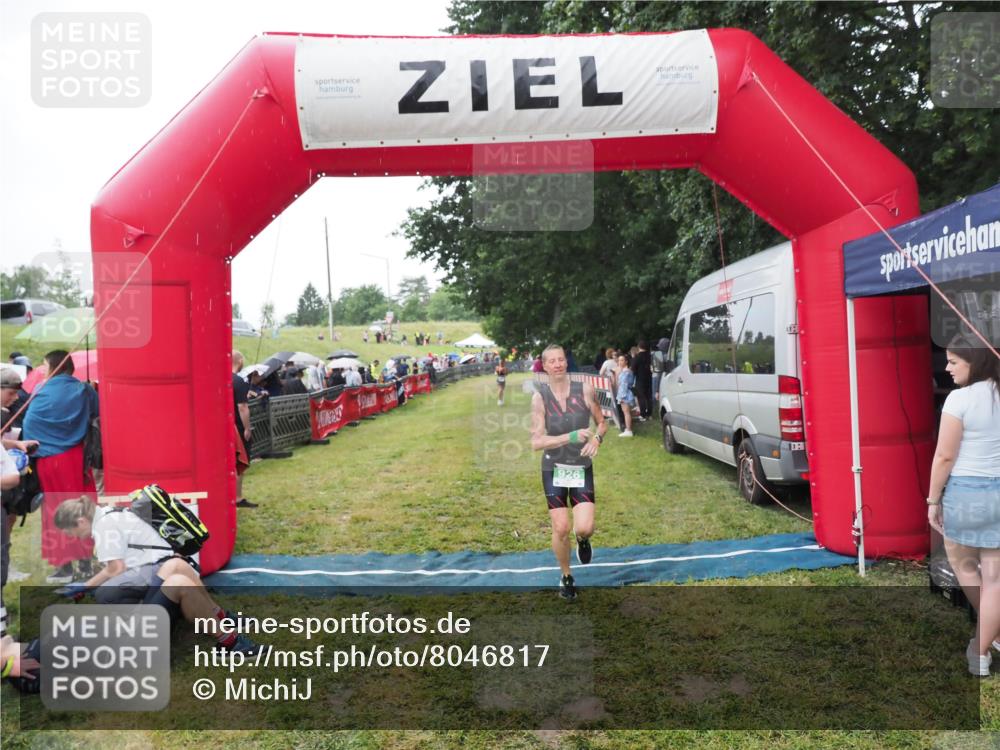 21.06.2025 - 27. Vierlanden-Triathlon MichiJ http://msf.ph/oto/8046817 15.06.2026 14:06:27 Ziel 926 meine-sportfotos.de