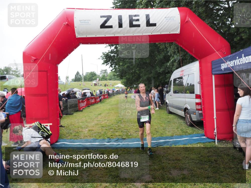 21.06.2025 - 27. Vierlanden-Triathlon MichiJ http://msf.ph/oto/8046819 15.06.2026 14:06:28 Ziel 926 meine-sportfotos.de