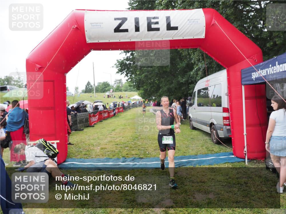 21.06.2025 - 27. Vierlanden-Triathlon MichiJ http://msf.ph/oto/8046821 15.06.2026 14:06:28 Ziel 926 meine-sportfotos.de