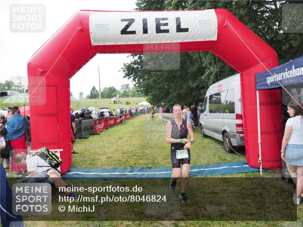 21.06.2025 - 27. Vierlanden-Triathlon MichiJ http://msf.ph/oto/8046824 15.06.2026 14:06:28 Ziel 926 meine-sportfotos.de