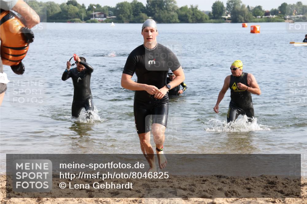 15.06.2025 - 27. Vierlanden-Triathlon Lena Gebhardt http://msf.ph/oto/8046825 15.06.2025 08:43:53 Schwimmen 23, 84, 113, 183 meine-sportfotos.de