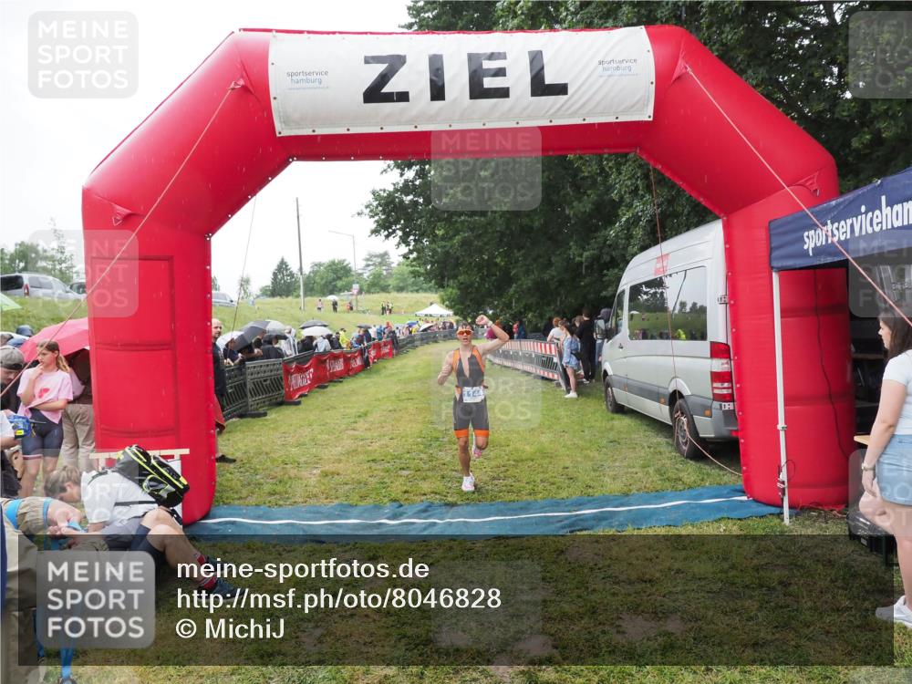 21.06.2025 - 27. Vierlanden-Triathlon MichiJ http://msf.ph/oto/8046828 15.06.2026 14:06:33 Ziel 926, 1144 meine-sportfotos.de