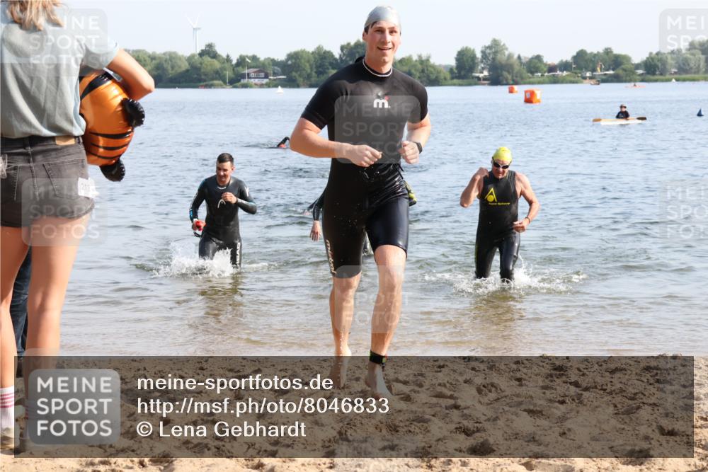 15.06.2025 - 27. Vierlanden-Triathlon Lena Gebhardt http://msf.ph/oto/8046833 15.06.2025 08:43:53 Schwimmen 23, 84, 113, 183 meine-sportfotos.de