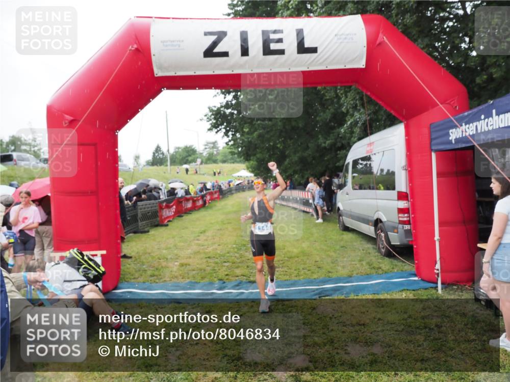 21.06.2025 - 27. Vierlanden-Triathlon MichiJ http://msf.ph/oto/8046834 15.06.2026 14:06:33 Ziel 926, 1144 meine-sportfotos.de