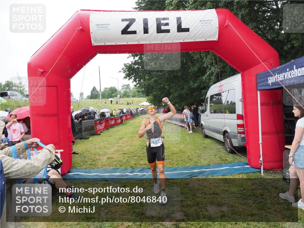 21.06.2025 - 27. Vierlanden-Triathlon MichiJ http://msf.ph/oto/8046840 15.06.2026 14:06:34 Ziel 926, 1144 meine-sportfotos.de