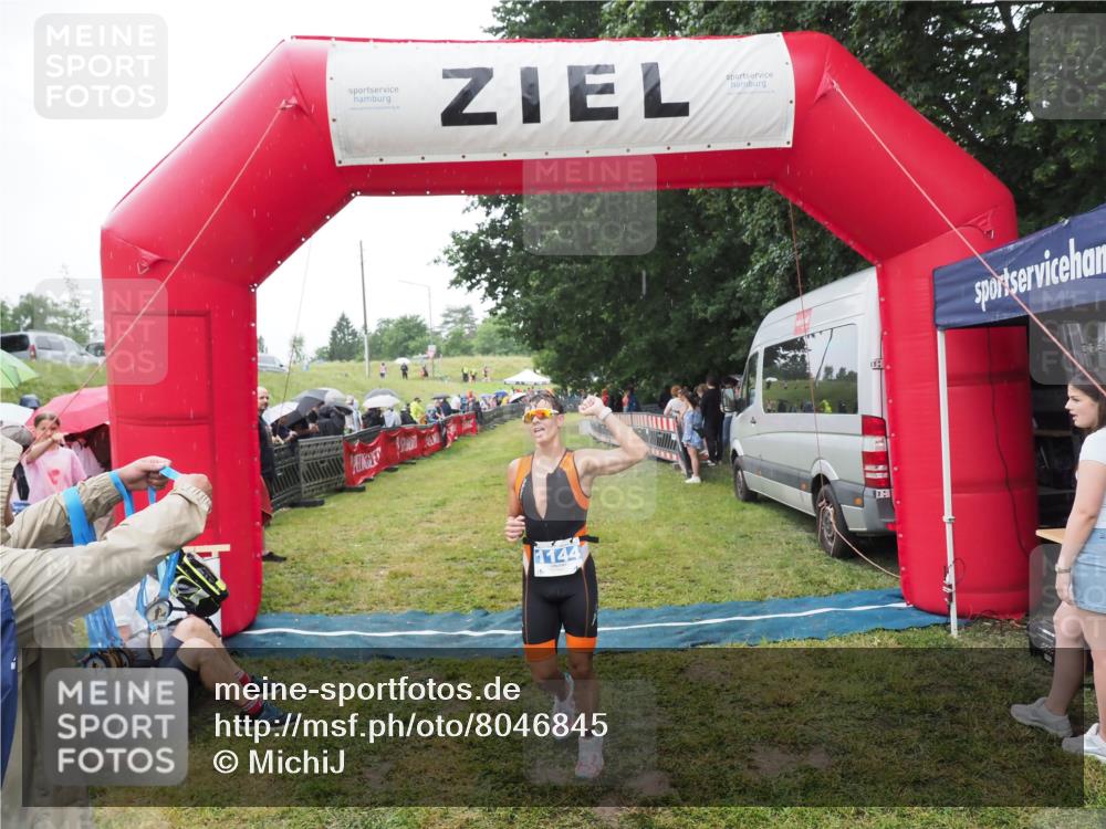 21.06.2025 - 27. Vierlanden-Triathlon MichiJ http://msf.ph/oto/8046845 15.06.2026 14:06:34 Ziel 926, 1144 meine-sportfotos.de