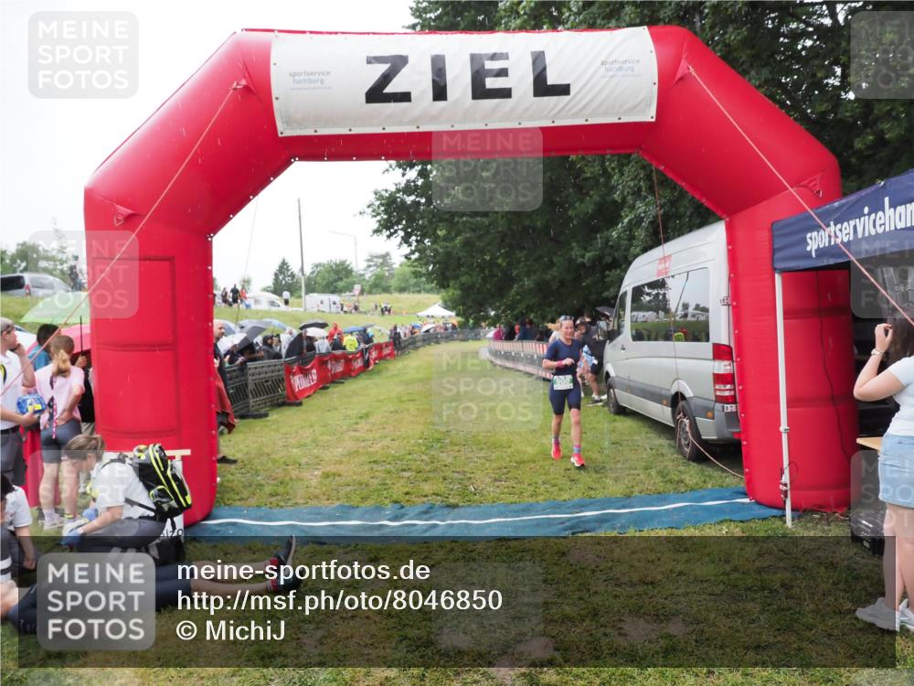 21.06.2025 - 27. Vierlanden-Triathlon MichiJ http://msf.ph/oto/8046850 15.06.2026 14:07:01 Ziel 900 meine-sportfotos.de