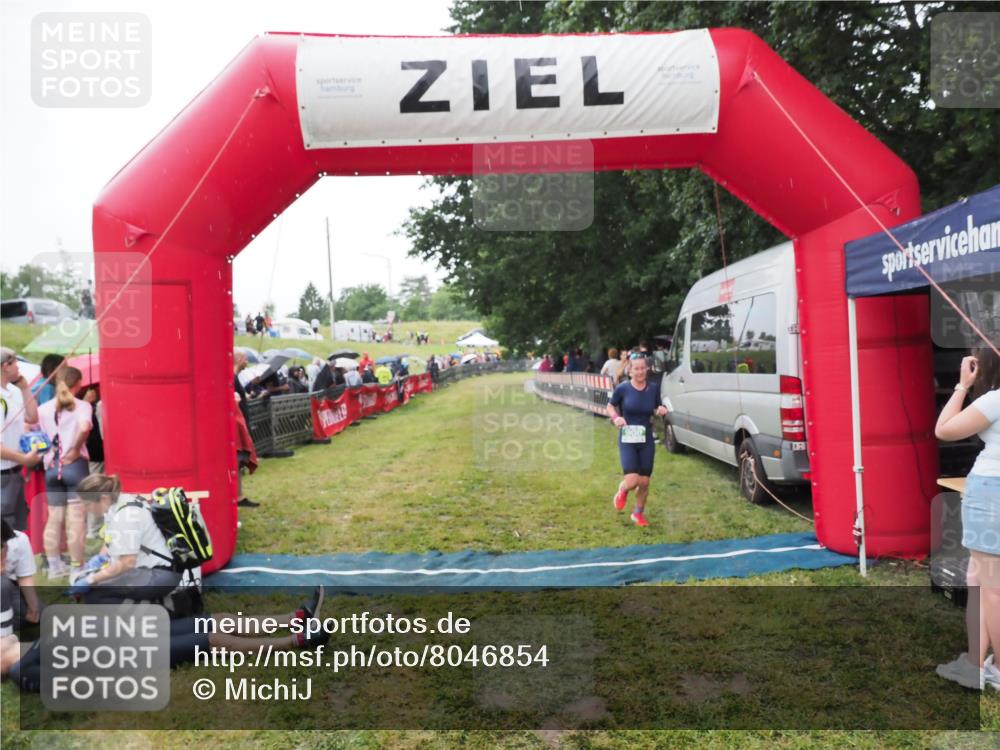 21.06.2025 - 27. Vierlanden-Triathlon MichiJ http://msf.ph/oto/8046854 15.06.2026 14:07:02 Ziel 900 meine-sportfotos.de