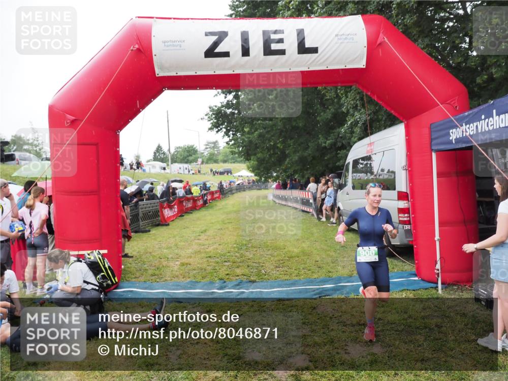 21.06.2025 - 27. Vierlanden-Triathlon MichiJ http://msf.ph/oto/8046871 15.06.2026 14:07:03 Ziel 900 meine-sportfotos.de
