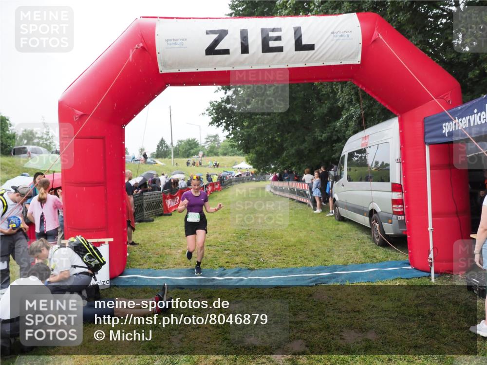 21.06.2025 - 27. Vierlanden-Triathlon MichiJ http://msf.ph/oto/8046879 15.06.2026 14:07:31 Ziel 955 meine-sportfotos.de