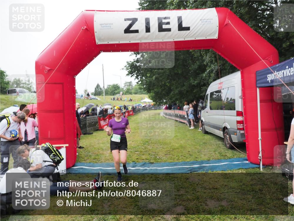 21.06.2025 - 27. Vierlanden-Triathlon MichiJ http://msf.ph/oto/8046887 15.06.2026 14:07:32 Ziel 955 meine-sportfotos.de