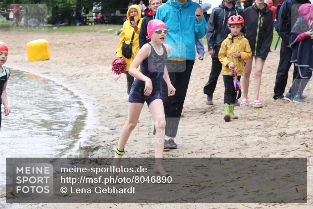 21.06.2025 - 27. Vierlanden-Triathlon Lena Gebhardt http://msf.ph/oto/8046890 15.06.2025 15:02:12 Schwimmen  meine-sportfotos.de