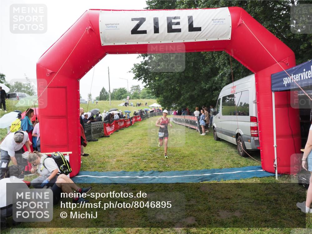 21.06.2025 - 27. Vierlanden-Triathlon MichiJ http://msf.ph/oto/8046895 15.06.2026 14:08:02 Ziel 1183 meine-sportfotos.de