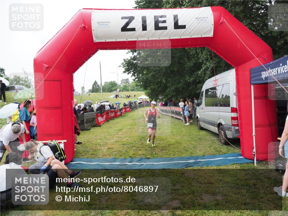 21.06.2025 - 27. Vierlanden-Triathlon MichiJ http://msf.ph/oto/8046897 15.06.2026 14:08:02 Ziel 1183 meine-sportfotos.de