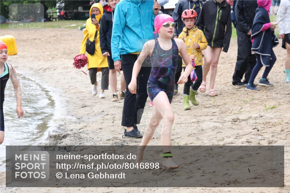 21.06.2025 - 27. Vierlanden-Triathlon Lena Gebhardt http://msf.ph/oto/8046898 15.06.2025 15:02:12 Schwimmen  meine-sportfotos.de