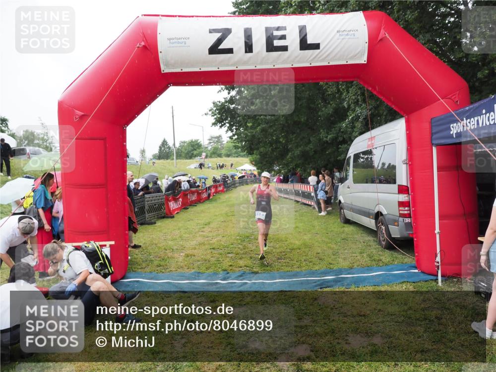21.06.2025 - 27. Vierlanden-Triathlon MichiJ http://msf.ph/oto/8046899 15.06.2026 14:08:02 Ziel 1183 meine-sportfotos.de