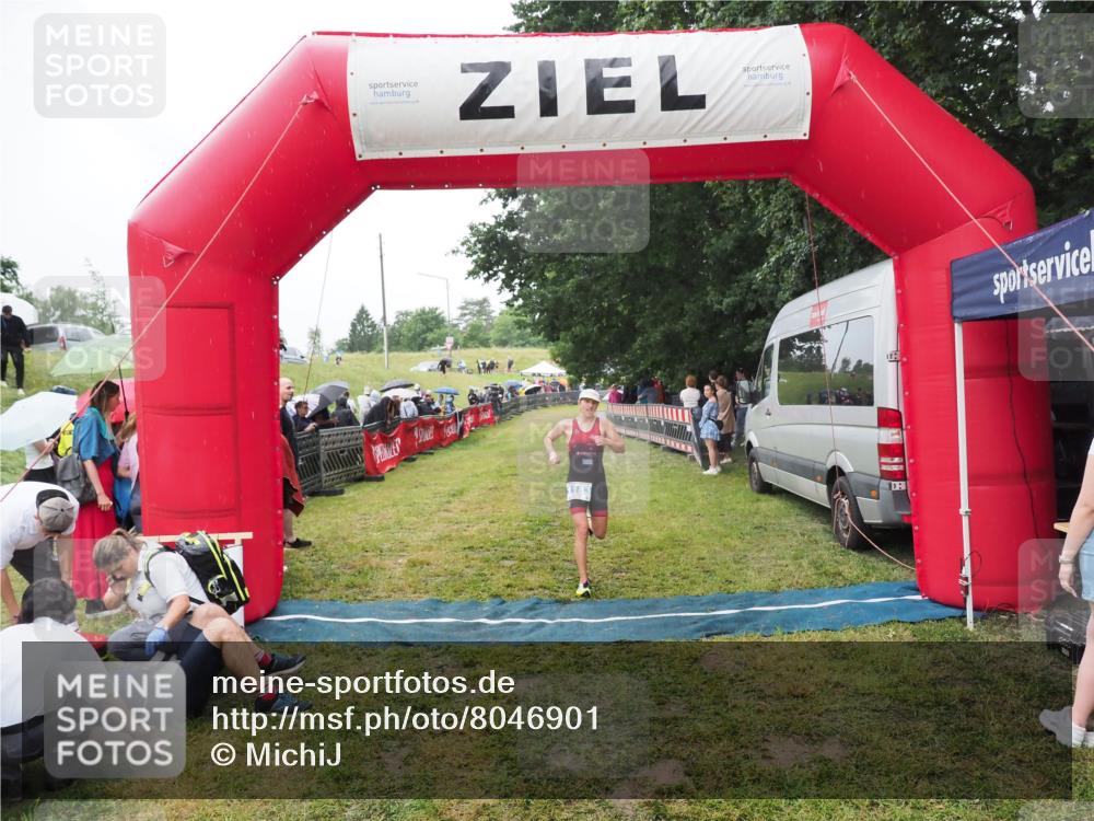 21.06.2025 - 27. Vierlanden-Triathlon MichiJ http://msf.ph/oto/8046901 15.06.2026 14:08:02 Ziel 1183 meine-sportfotos.de