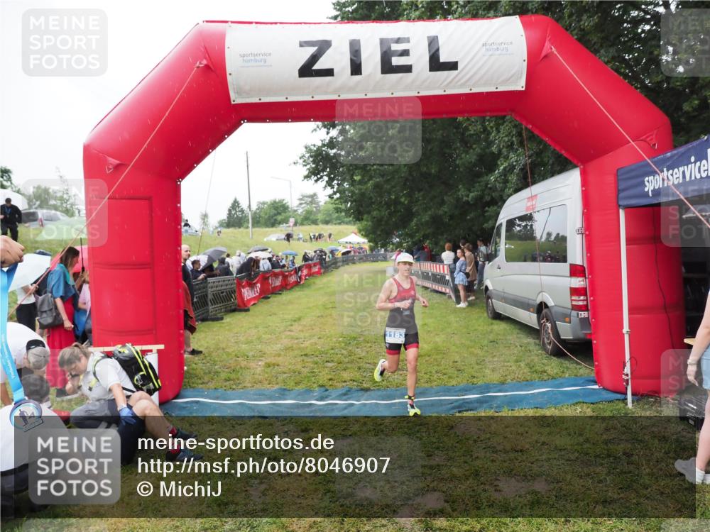 21.06.2025 - 27. Vierlanden-Triathlon MichiJ http://msf.ph/oto/8046907 15.06.2026 14:08:03 Ziel 1183 meine-sportfotos.de