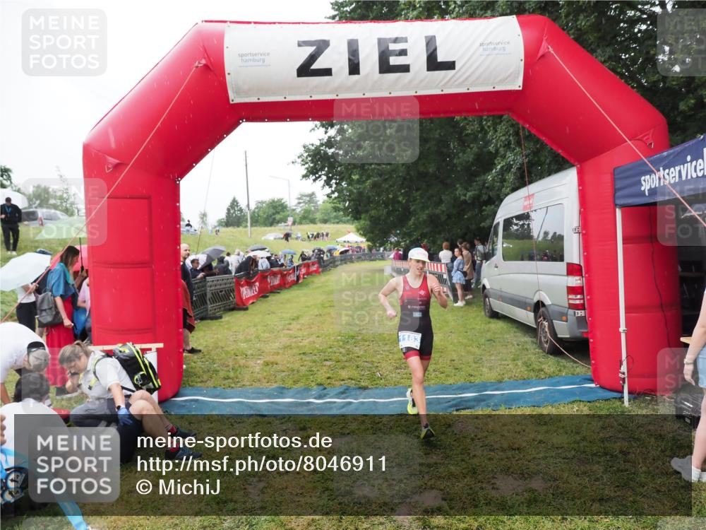 21.06.2025 - 27. Vierlanden-Triathlon MichiJ http://msf.ph/oto/8046911 15.06.2026 14:08:03 Ziel 1183 meine-sportfotos.de