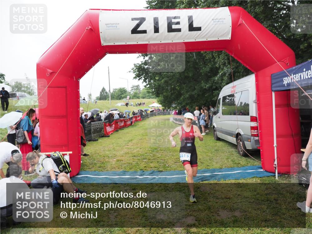 21.06.2025 - 27. Vierlanden-Triathlon MichiJ http://msf.ph/oto/8046913 15.06.2026 14:08:03 Ziel 1183 meine-sportfotos.de