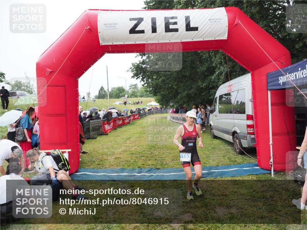 21.06.2025 - 27. Vierlanden-Triathlon MichiJ http://msf.ph/oto/8046915 15.06.2026 14:08:03 Ziel 1183 meine-sportfotos.de
