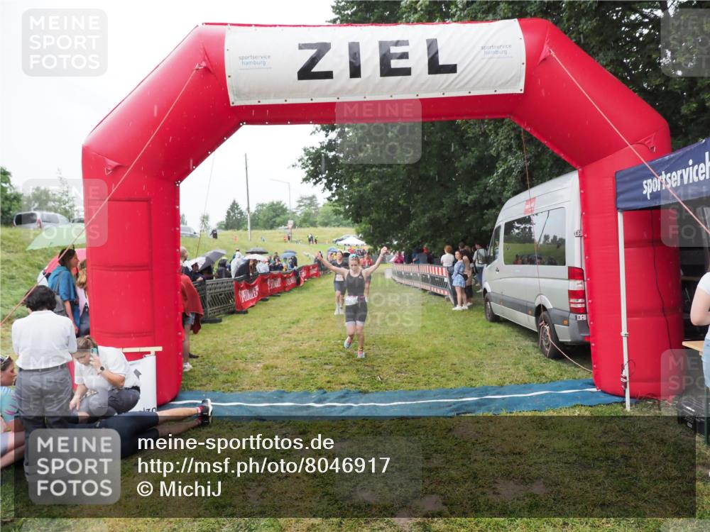 21.06.2025 - 27. Vierlanden-Triathlon MichiJ http://msf.ph/oto/8046917 15.06.2026 14:09:05 Ziel 218, 1180, 1230 meine-sportfotos.de