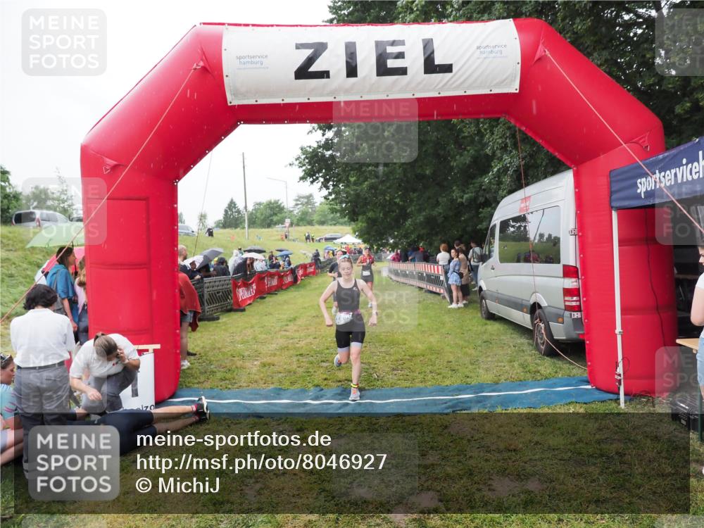 21.06.2025 - 27. Vierlanden-Triathlon MichiJ http://msf.ph/oto/8046927 15.06.2026 14:09:06 Ziel 218, 1180, 1230 meine-sportfotos.de