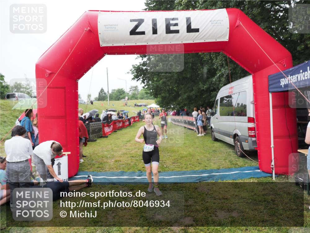 21.06.2025 - 27. Vierlanden-Triathlon MichiJ http://msf.ph/oto/8046934 15.06.2026 14:09:07 Ziel 218, 1180, 1230 meine-sportfotos.de