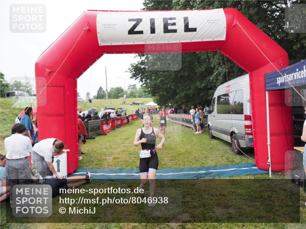 21.06.2025 - 27. Vierlanden-Triathlon MichiJ http://msf.ph/oto/8046938 15.06.2026 14:09:07 Ziel 218, 1180, 1230 meine-sportfotos.de