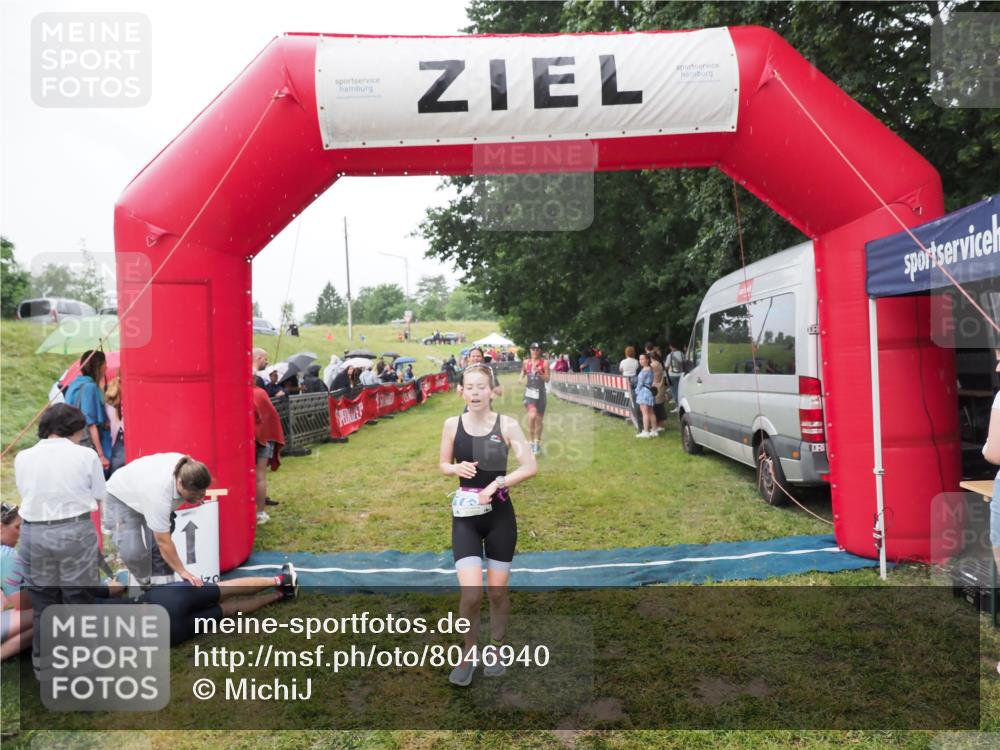 21.06.2025 - 27. Vierlanden-Triathlon MichiJ http://msf.ph/oto/8046940 15.06.2026 14:09:07 Ziel 218, 1180, 1230 meine-sportfotos.de